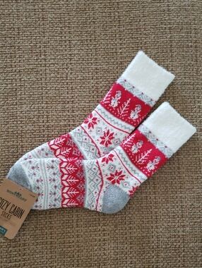 NWT-Cozy Cabin Red & White Patterned Women's Crew Socks Shoe:5-10